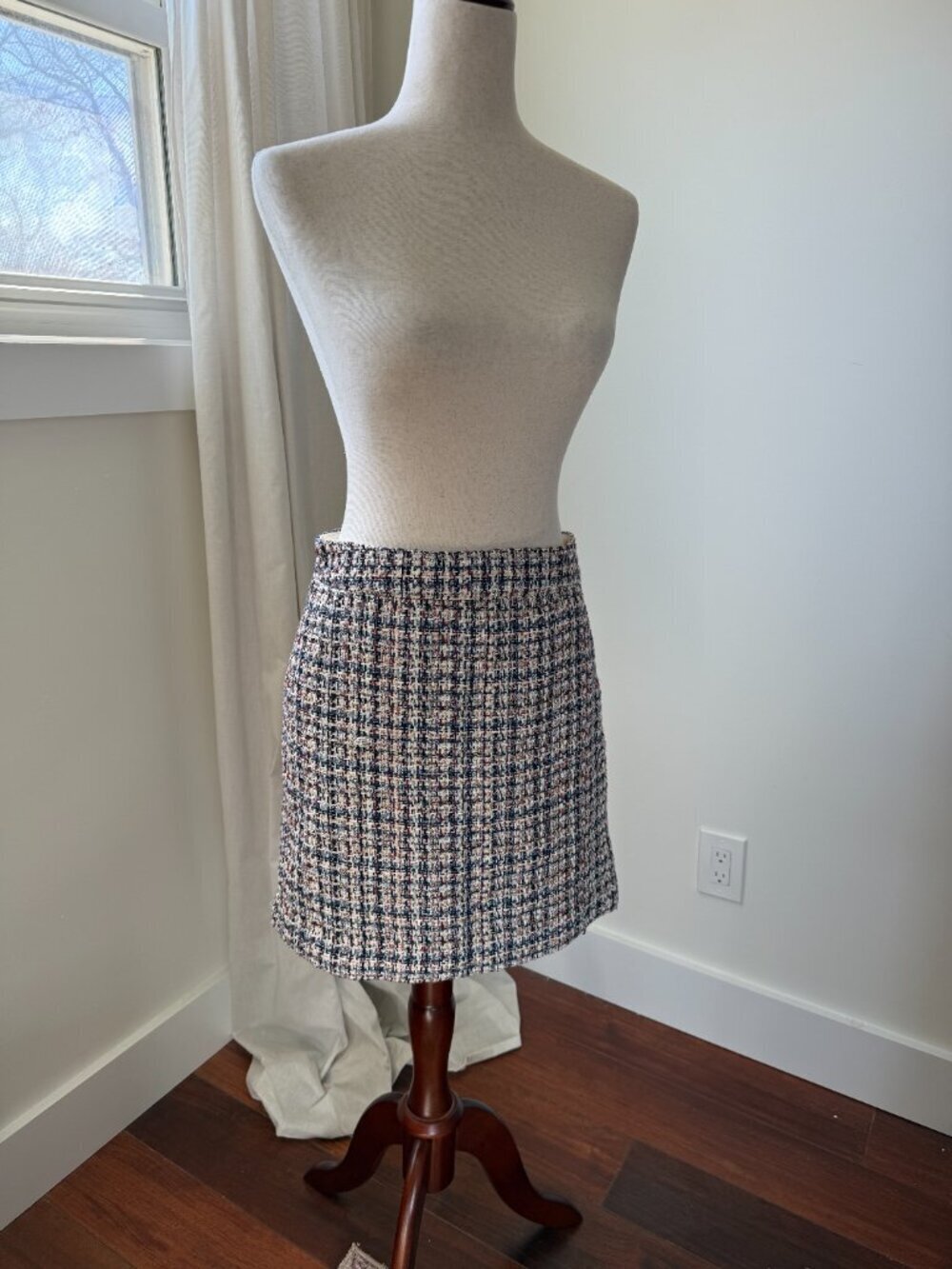 LOFT Tweed Mini Skirt Size 4 | Lined Textured Bouclé | Business Casual Chic - Picture 2 of 10